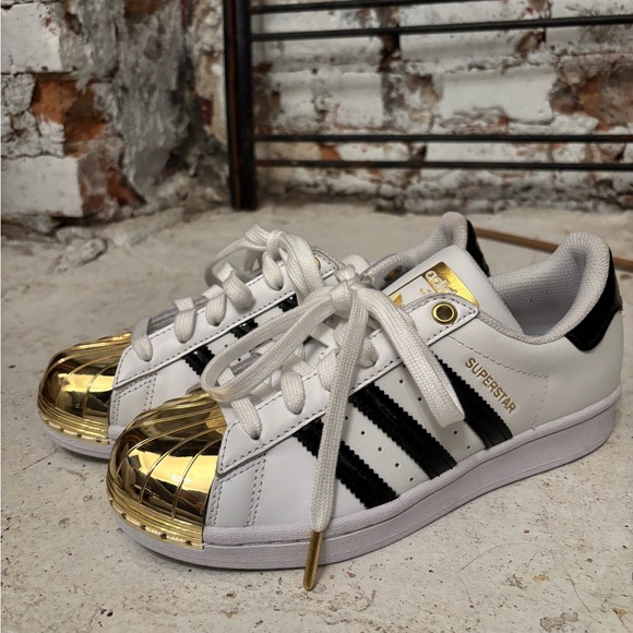Adidas Superstar Sz 5 - Picture 1 of 5